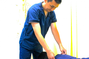 いわつき整骨院の肩こりの施術風景画像です。