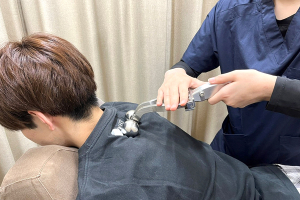 阿佐ヶ谷名倉堂鍼灸接骨院の肩こりの施術風景画像です。