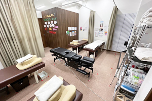 藤が丘名倉堂鍼灸接骨院で整体施術を受ける内観画像