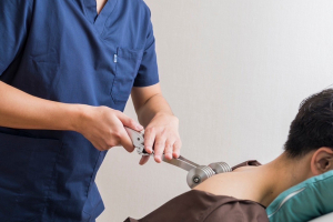 藤が丘名倉堂鍼灸接骨院の肩こりの施術風景画像です。