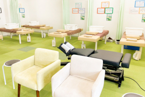 西尾すずらん鍼灸接骨院で整体施術を受ける内観画像