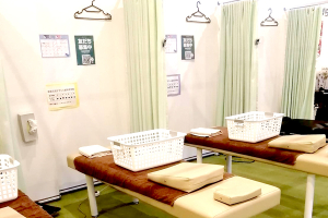 鈴鹿玉垣すずらん鍼灸接骨院の整体施術を受ける内観の画像