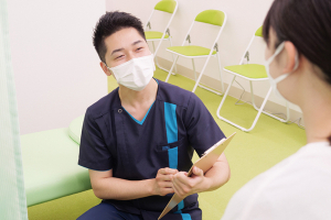 ＮＯＭＯＫＯＴＳＵ鍼灸整骨院　松原商店街院のカウンセリング風景画像です。
