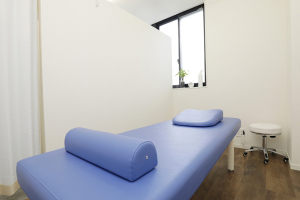 整骨院ｉｃｏｔｔｏで整体施術を受ける内観画像像