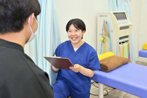 マーサ鍼灸整骨院イオンタウン浜松葵の鍼灸施術のカウンセリング風景の画像