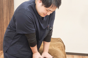 東小金井駅北口接骨院の骨盤矯正施術の施術風景画像です。