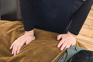 東小金井駅北口接骨院の肩こりの施術風景画像です。