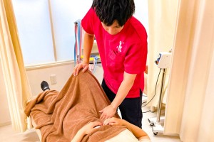 菊川駅前整骨院の施術風景画像です。
