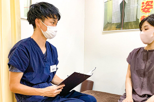 おがわ末広整骨院の施術風景です