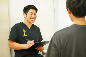 藤沢南口あおば整骨院はりきゅう院のカウンセリング風景画像です。