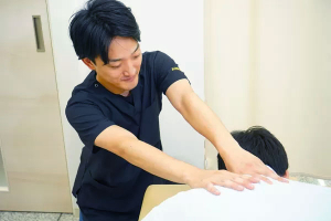 藤沢南口あおば整骨院はりきゅう院の指圧マッサージの施術風景画像です。