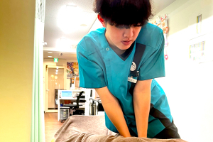 こころ整体院　蒲田院の骨盤矯正施術の施術風景画像です。