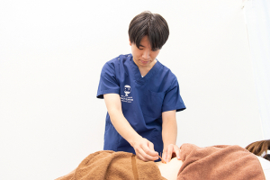 マーサ鍼灸整骨院　イトーヨーカドー横浜別所院の鍼灸施術の施術風景画像です。