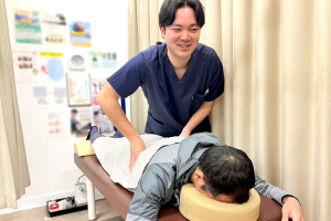 美浜鍼灸接骨院の腰痛の施術風景画像です。