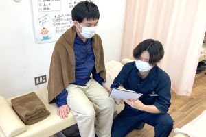 恵庭駅前接骨院のカウンセリング風景画像です。