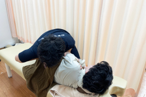 新潟松崎接骨院の腰痛の施術風景画像です。