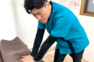ココロカラダメディカル整体院　立川北口院の腰痛の施術風景画像です。