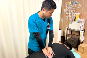 こころ整体院　本厚木院の腰痛の施術風景画像です。