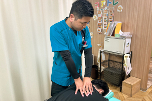 こころ整体院　本厚木院の肩こりの施術風景画像です。