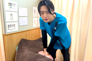 こころ整体院　札幌北一条東院の骨盤矯正施術の施術風景画像です。