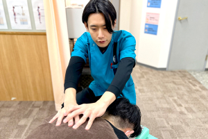 こころ整体院　札幌北一条東院の肩こりの施術風景画像です。