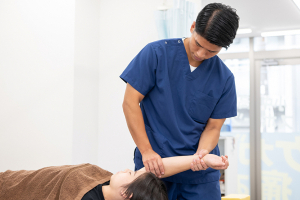 まつなが鍼灸整骨院　白鳥院の整体の施術風景画像です。