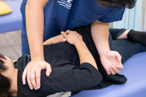まつなが鍼灸整骨院　白鳥院の骨盤矯正の施術風景画像です。