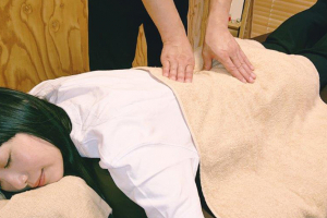 鍼灸・マッサージハリケア　千歳烏山駅院であん摩マッサージ指圧を受ける内観画像像