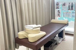 大宮駅前鍼灸接骨院で整体施術を受ける内観画像