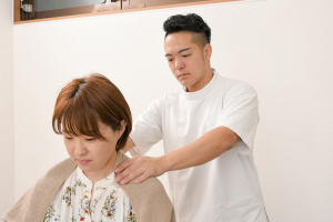 昭島駅前まろん整骨院の整体の施術風景画像です。