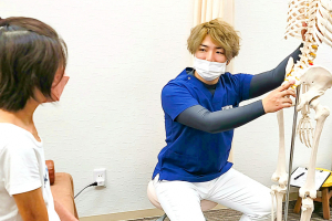 共感整骨院三島院の腰痛のカウンセリング風景の画像