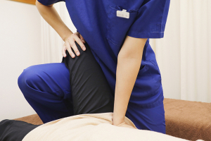 八柱駅前接骨院の骨盤矯正施術の施術風景画像です。