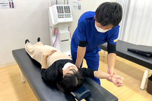 八柱駅前接骨院の肩こりの施術風景画像です。