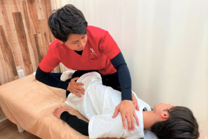 ｉ－ｃａｒｅ鍼灸整骨院　入谷院の骨盤矯正の施術風景画像です。