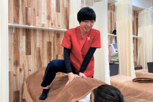 ｉ－ｃａｒｅ鍼灸整骨院　入谷院の腰痛の施術風景画像です。