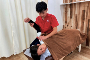 ｉ－ｃａｒｅ鍼灸整骨院　入谷院の肩こりの施術風景画像です。