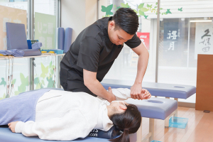 雑色あおば接骨院の整体の施術風景画像です。