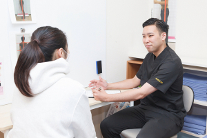 雑色あおば接骨院の施術風景画像です。