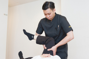 雑色あおば接骨院の骨盤矯正の施術風景画像です。