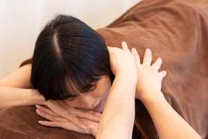 いちょう街道整骨院の肩こりの施術風景画像です。