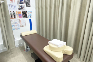 名倉堂接骨院・鍼灸院 イオンマリナタウン院で整体施術を受ける内観画像