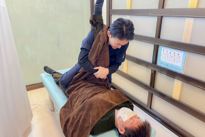 静岡さわやか接骨院　静岡市駿河区石田院の骨盤矯正施術の施術風景画像です。