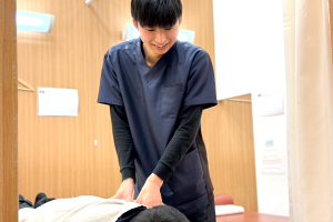 あい鍼灸整骨院　仙台幸町院の肩こりの施術風景画像です。