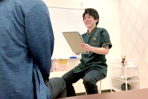 くまのみ整骨院　南越谷駅前院のカウンセリング風景画像です。