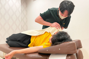 くまのみ整骨院 南越谷駅前院の整体の施術風景画像です。