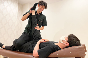 くまのみ整体院　南越谷駅前院の骨盤矯正の施術風景画像です。