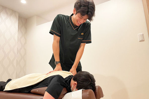 くまのみ整体院　南越谷駅前院の肩こりの施術画像