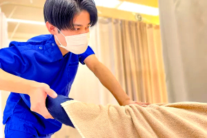 宇都宮日の出鍼灸接骨院の肩こりの施術風景画像です。