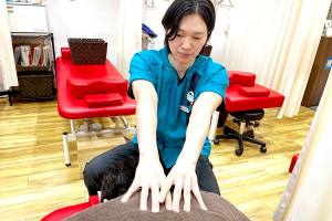 こころ整体院　札幌ノルベサ院の肩こりの施術風景画像です。