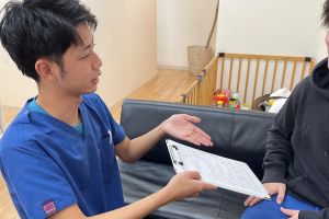 健笑堂かく鍼灸接骨院賀来院の鍼灸施術のカウンセリング風景の画像